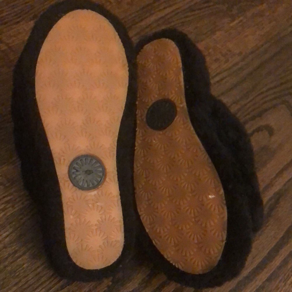 UGG Fluff Slippers - Picture 6 of 7